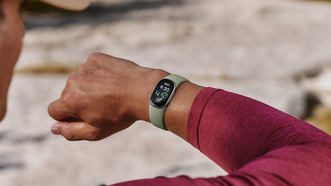 Fitbit Edge piyasada: Kompakt ve uzun ömürlü yeni akıllı bileklik