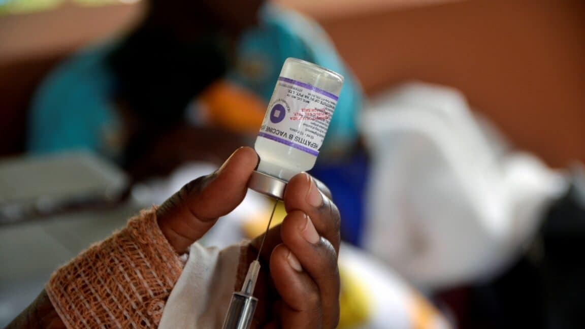 Guinea-Bissau polisi yeni doğanlar için hepatitis B aşısını ele geçirdi