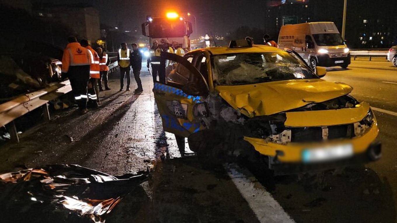 Otomobil Taksiye Çarptı: Kağıthane'de 1 Ölü, 2 Yaralı