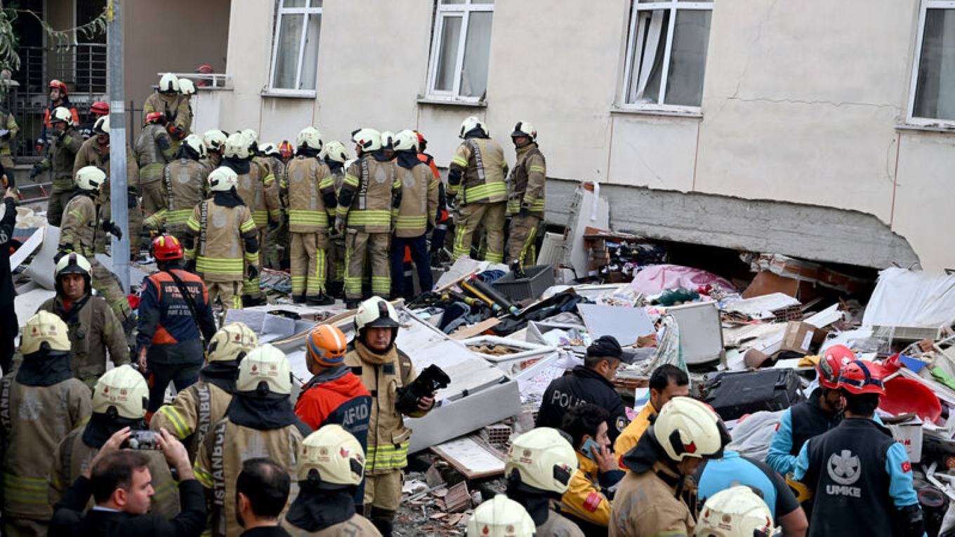 Maltepe'de 7 katlı bina çöktü: 2 kadın kurtarıldı