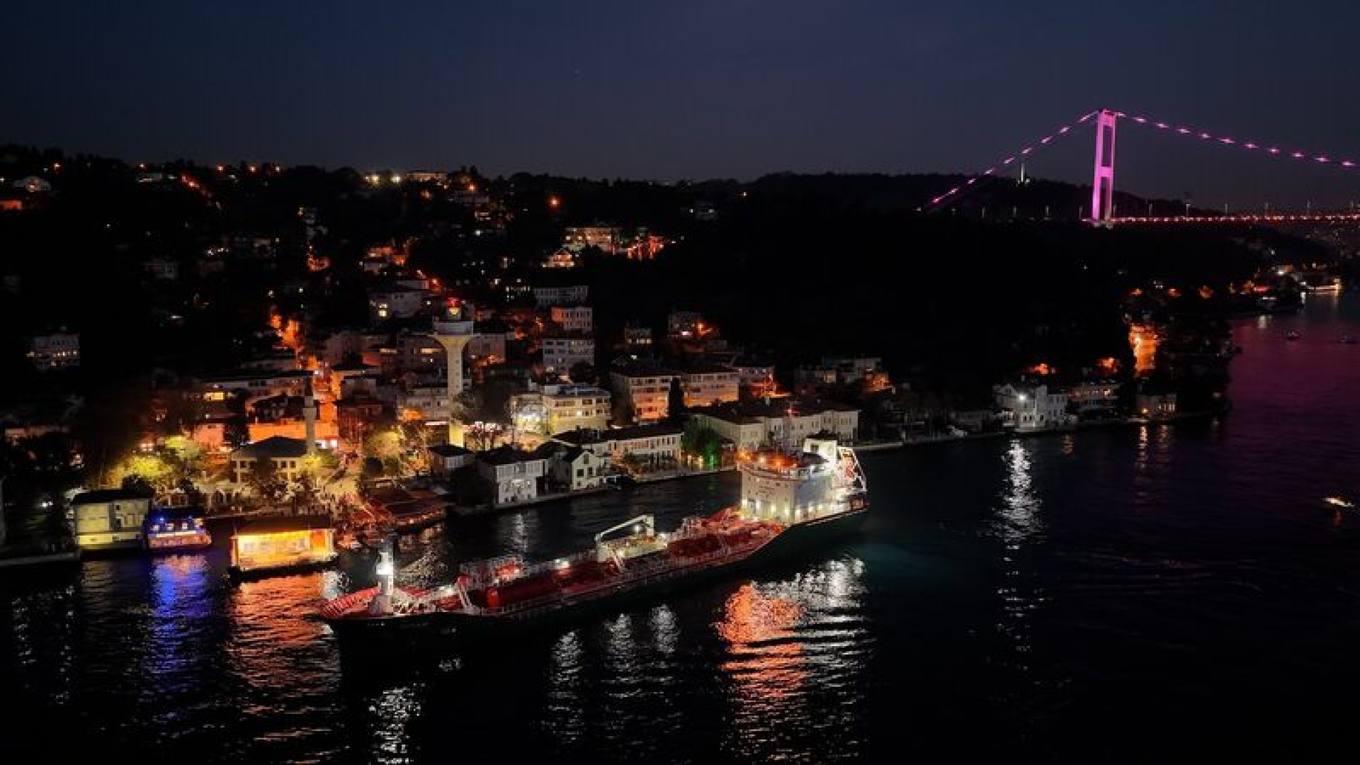 İstanbul Boğazı'nda 110 metrelik Kimyasal Tankerin Demirleme Olayı