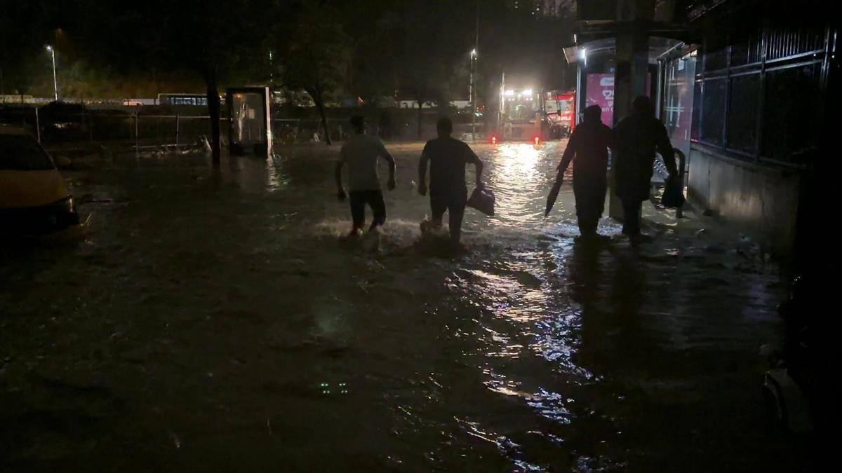 Ayazağa’da şiddetli sağanak ve su baskınları; elektrikler kesildi