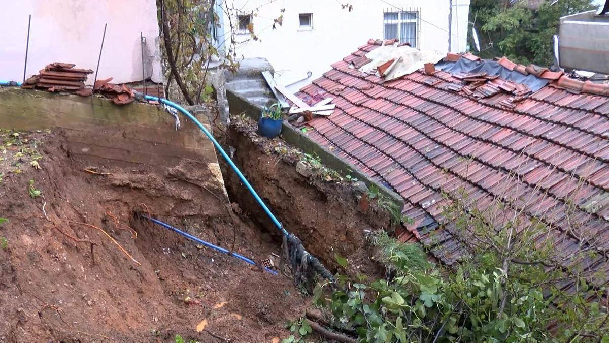 Beykoz'da şiddetli yağış: İstinat duvarı çöktü, bina tahliye ediliyor