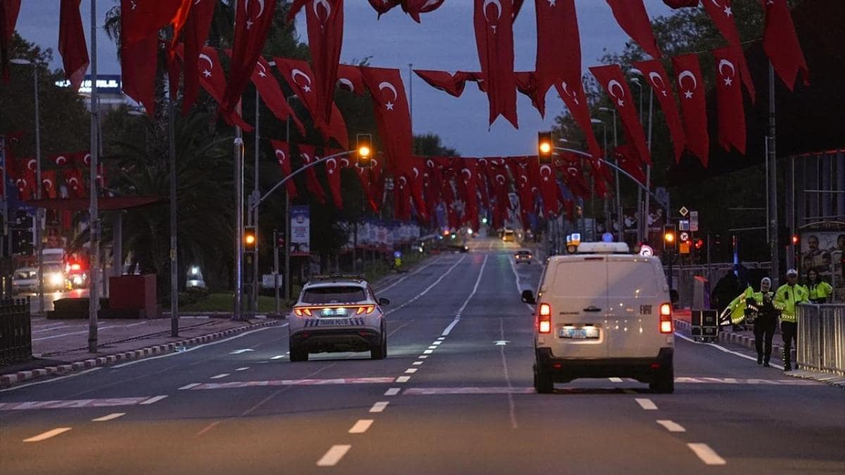 İstanbul’da 29 Ekim Bayramı Tören Provası İçin Yollar Trafiğe Kapatıldı