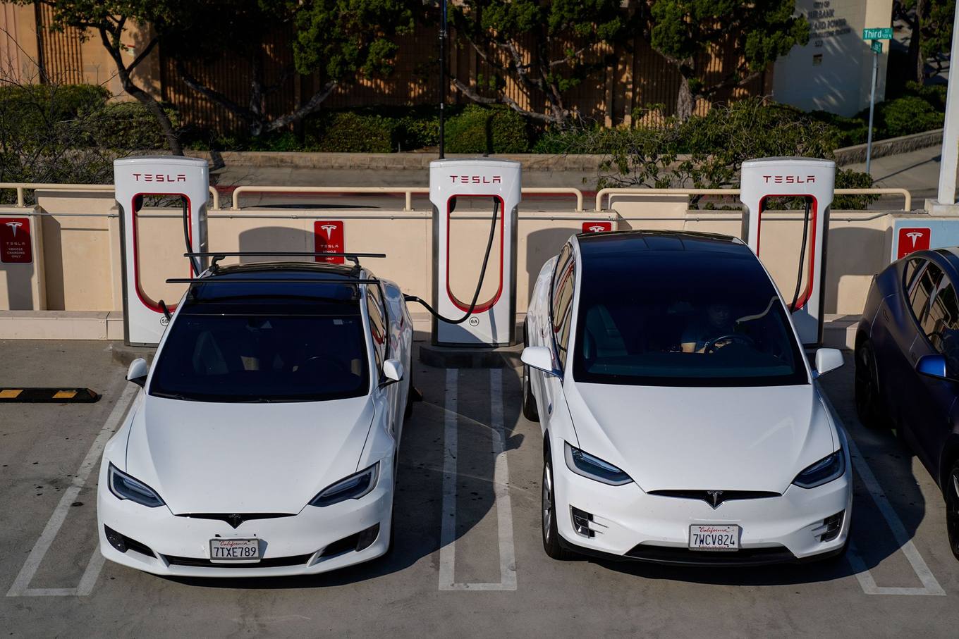 Tesla Avrupa'da 'Full Self-Driving'i 'Assisted Driving' Olarak Yeniden Adlandırdı