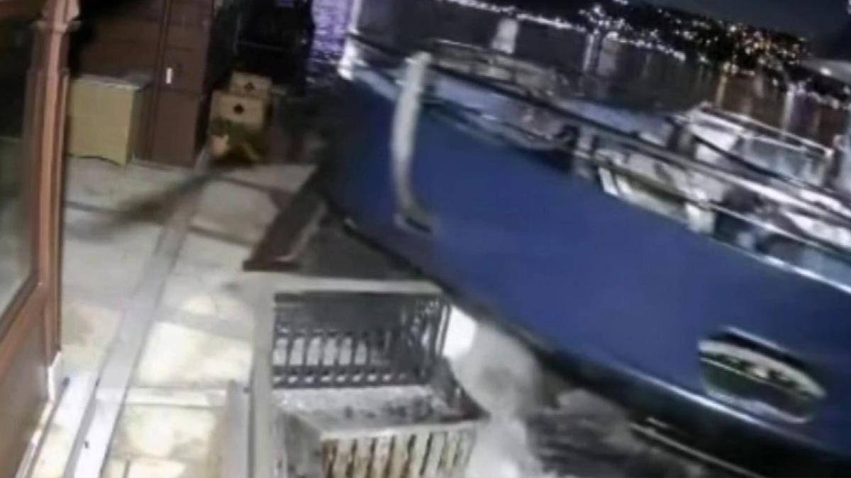 Yolcu Vapuru Üsküdar Yalıya Çarptı: Kamerada Kaza Anı