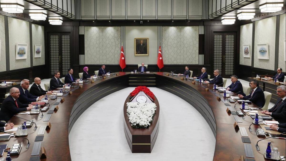 Kabine Toplantısı Beştepe’de Başladı: Tasfiye, Terörsüz Türkiye ve Enflasyon Konuları