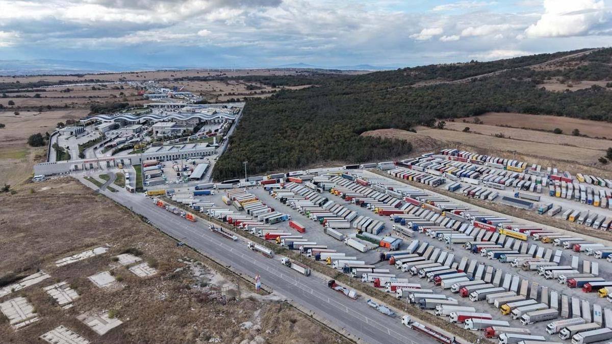 TIR Kuyruğu 30 Kilometreye Ulaştı: Hamzabeyli Sınır Kapısı'nda Sürücüler Saatlerce Bekledi