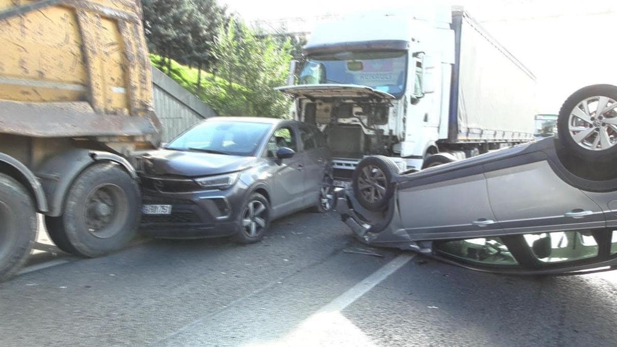 Bağcılar'da 5 araçlı zincirleme kaza: Yaralılar var