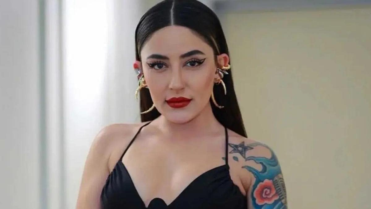 Melek Mosso'dan nazar süsü: Kulağına kara sürüyor