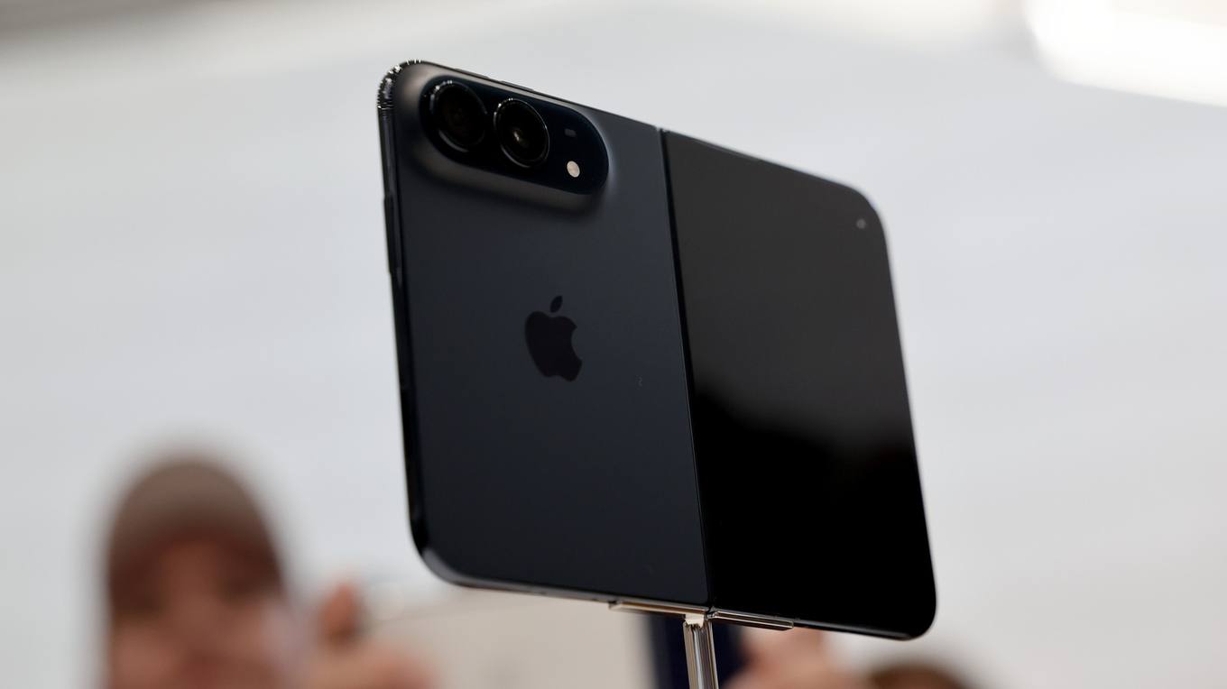 iPhone Duo vs. Motorola Razr Ultra: Katlanabilir Telefonlar Karşılaşması