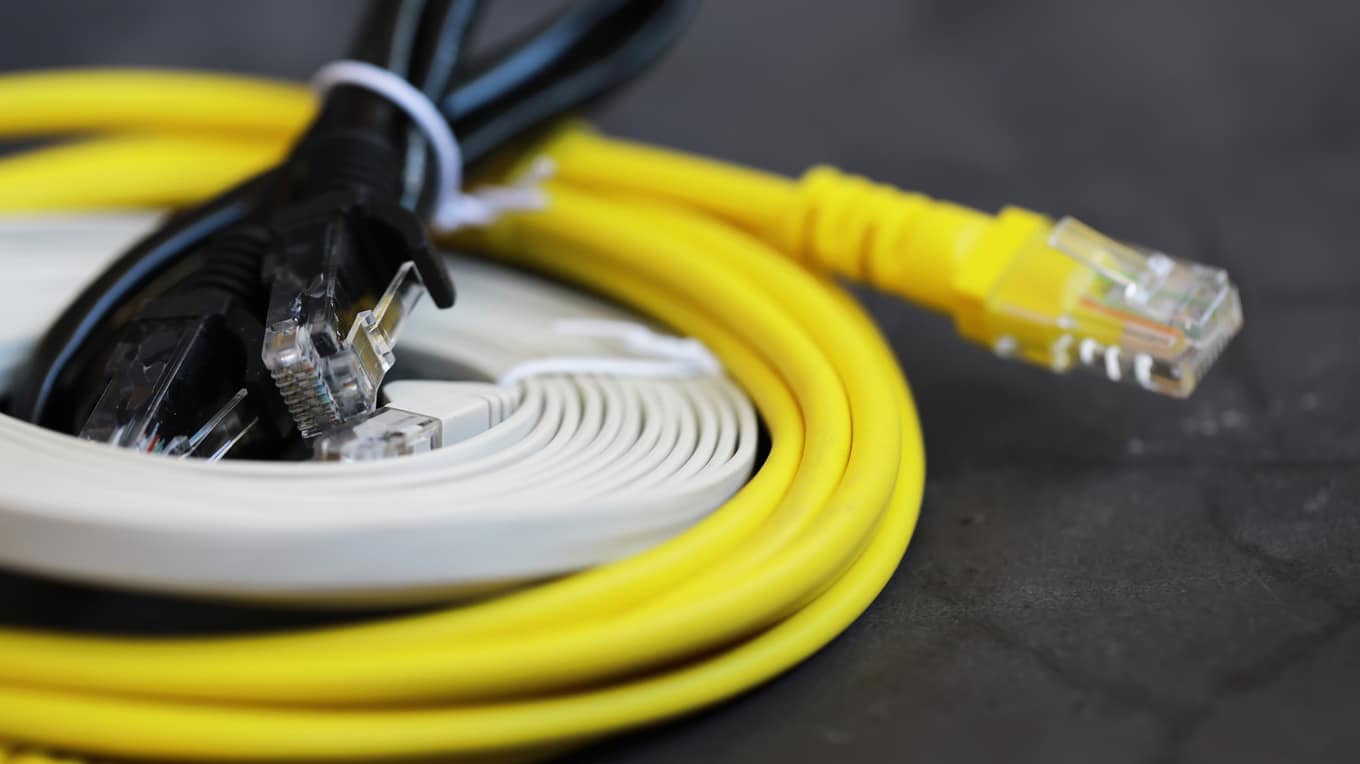 Standart Ethernet kabloları dışarıda kullanmamak gerekir