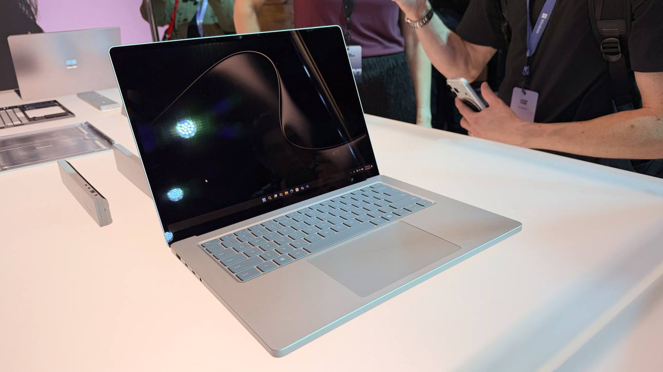 Surface Laptop Ultra: 128GB RAM ve RTX Spark ile AI Geliştiricilerinin Tercihi
