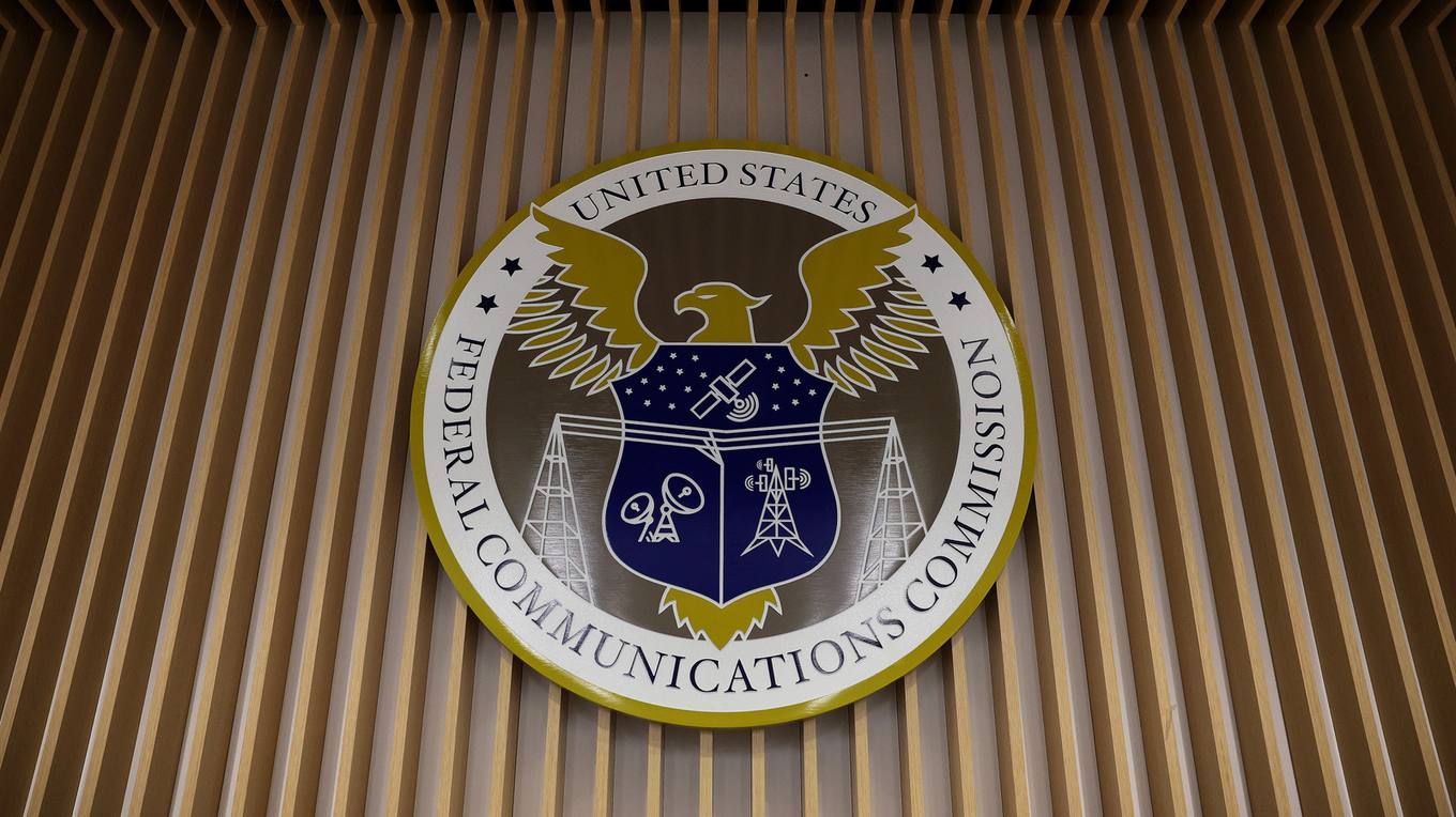 FCC yeni orta bant spektrum müzayedesi ve 800 MHz dron kullanımını öneriyor