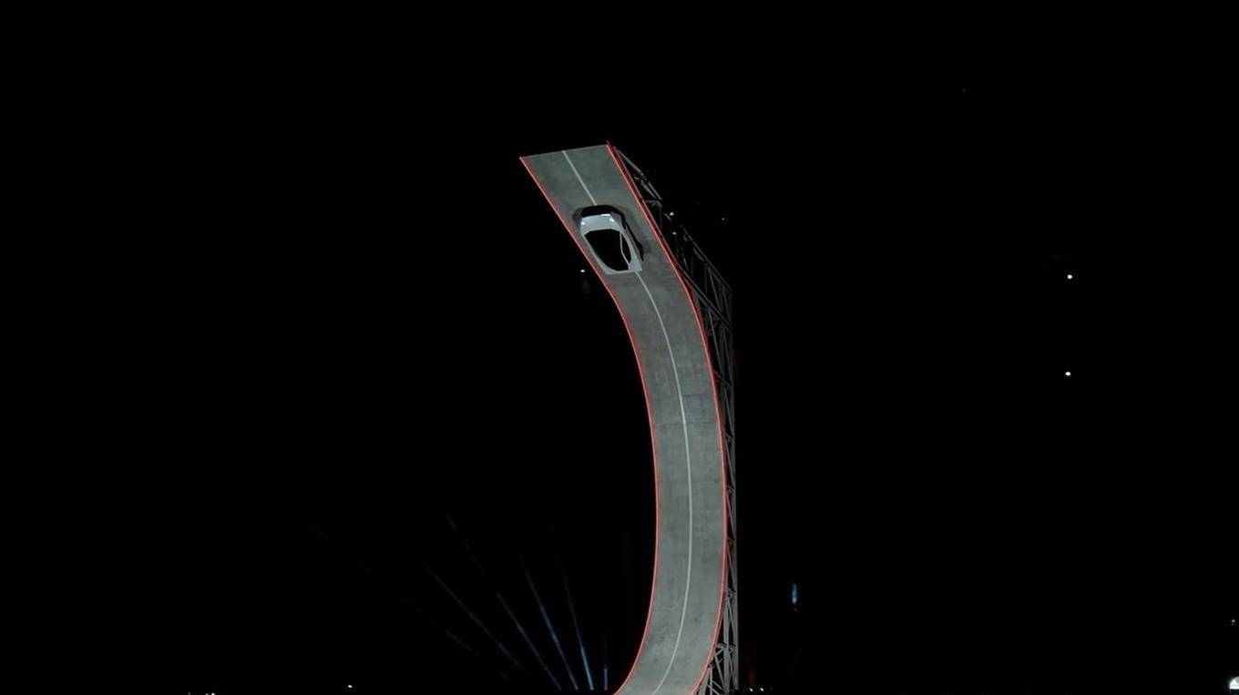 Tesla Roadster Fan Sistemiyle Yer Çekimini Challenj Ediyor