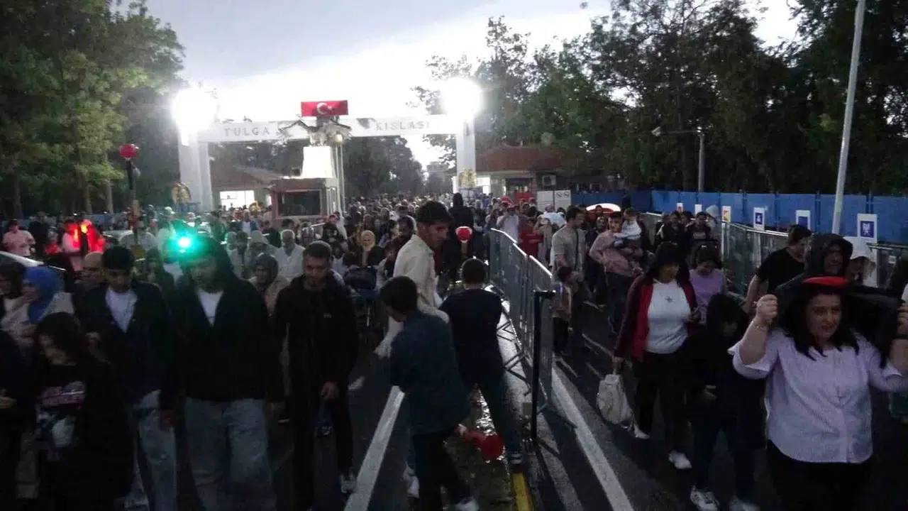 Türk Yıldızları Malatya'da yağmura rağmen akrobasi yaptı
