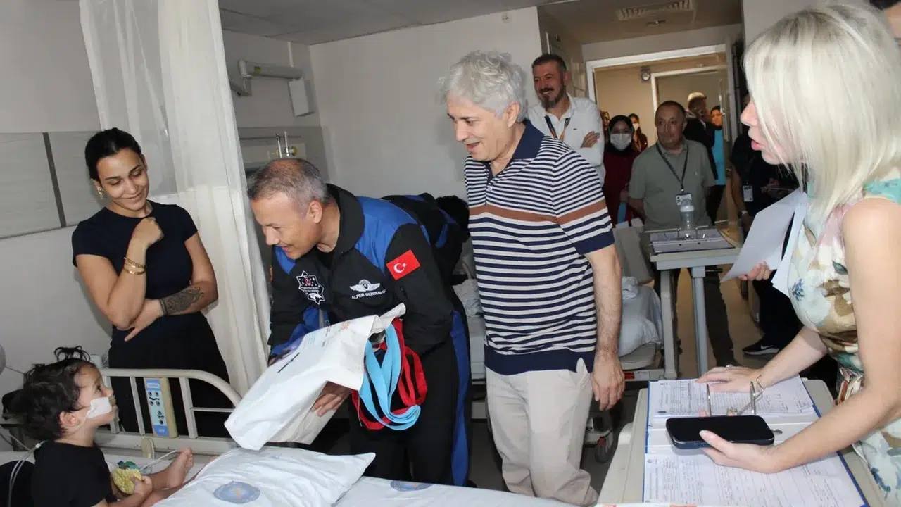 11 astronot Akdeniz Üniversitesi'nde kanserli çocuklarla buluştu