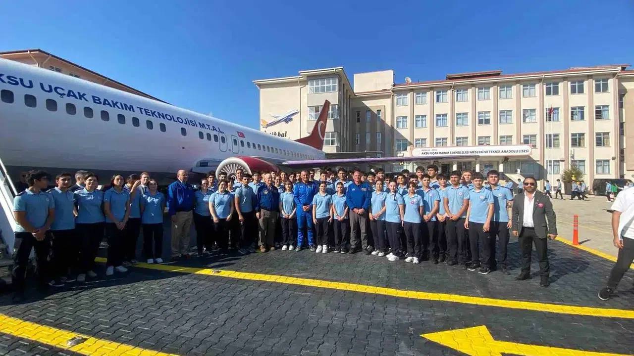 Uzay Astronotları Aksu Uçak Okulu'nu Ziyaret Etti