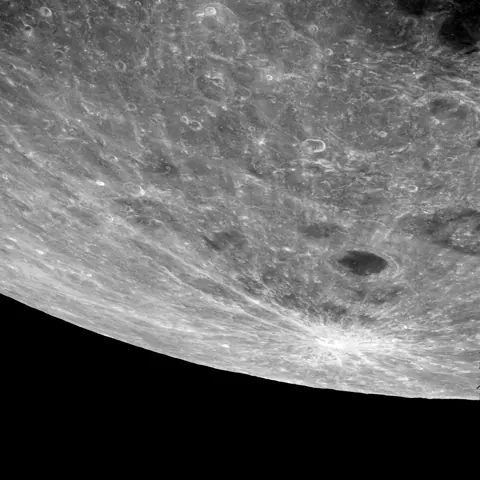 Apollo 8 aracından çekilmiş Ay yüzeyi
